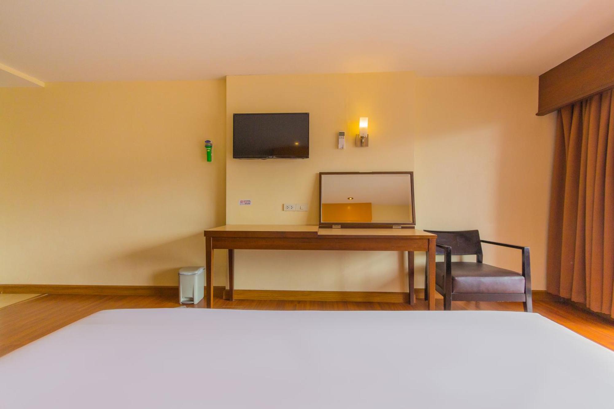 Mayflower Grande Hotel Чиангмай Экстерьер фото